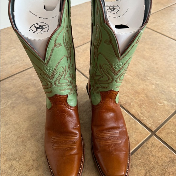 Ariat Women's Distressed Boots - Light green / brown - Picture 2 of 9